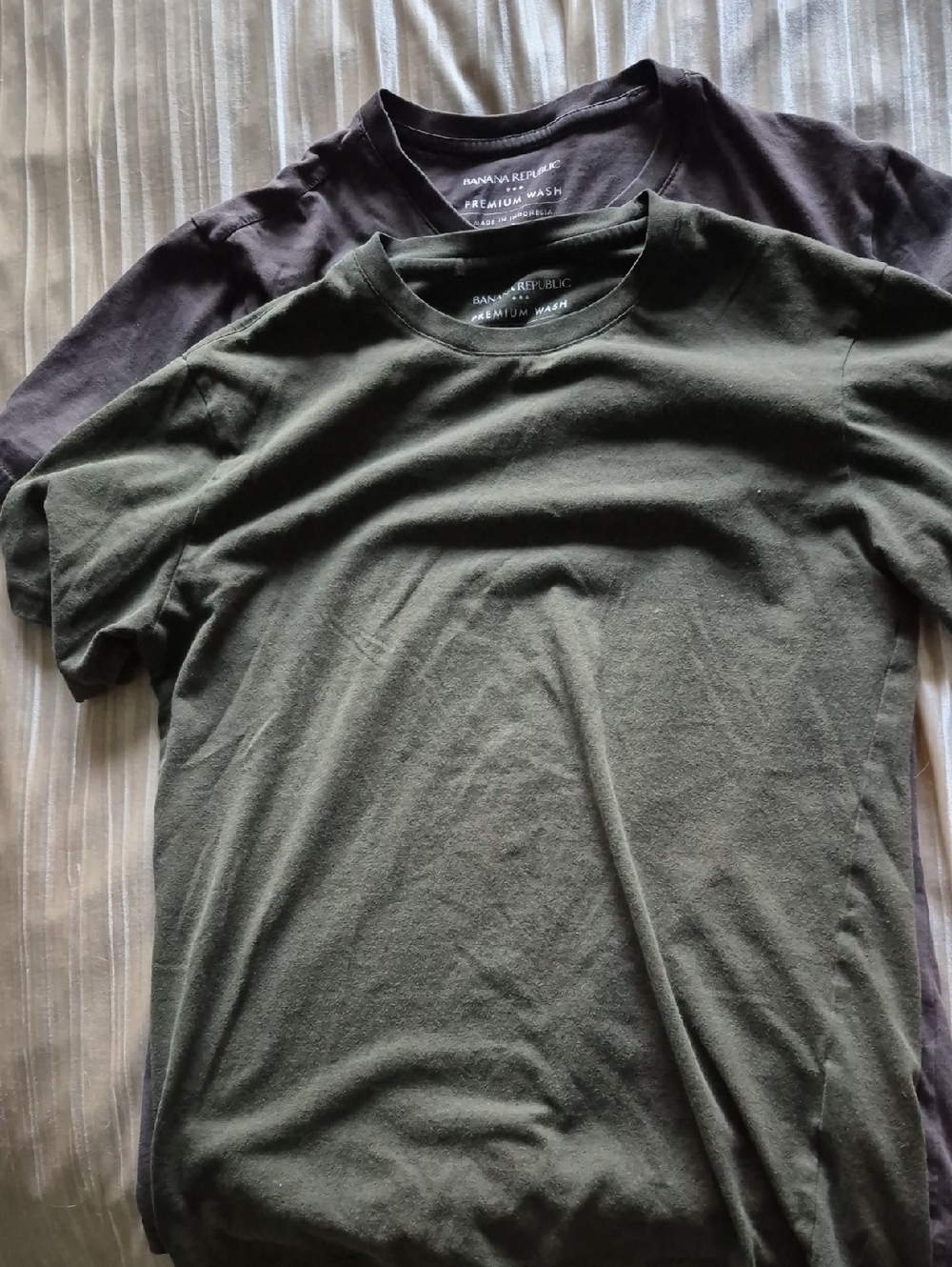 Banana Republic Men's Crew Neck Tees — Olive Green & Charcoal